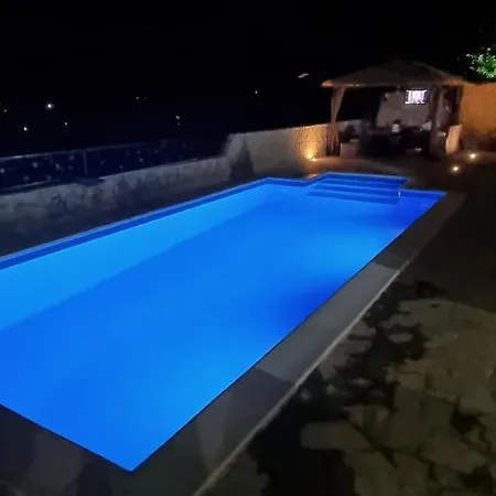 Elma Villa *