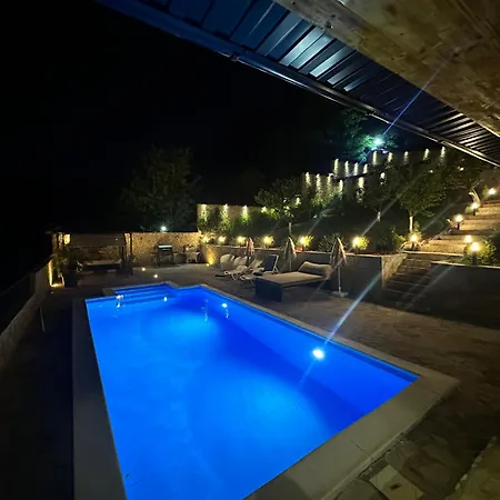 Elma Villa *